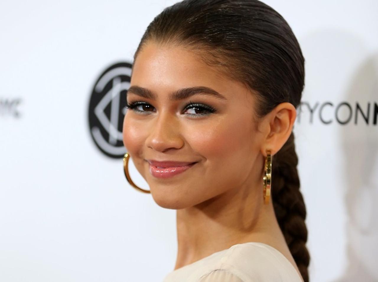 ゼンデイヤ、愛犬との写真に写った「体のある部分」がおかしいとファンが大騒ぎ