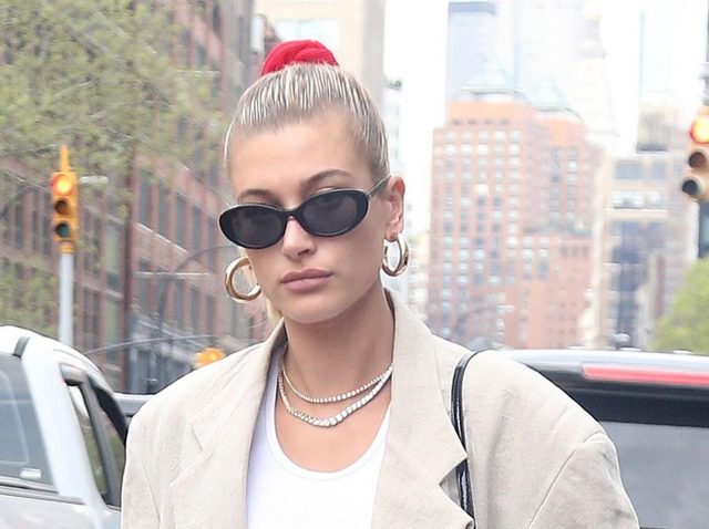 ヘイリー・ボールドウィン、個性を活かした最旬デニムスタイルに注目