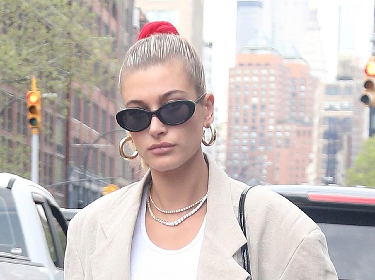 ヘイリー・ボールドウィン、個性を活かした最旬デニムスタイルに注目