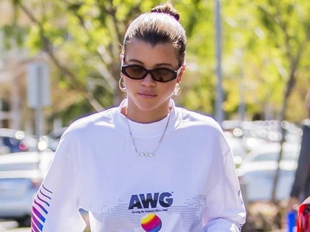 ソフィア・リッチー、カジュアルだけど「きちんと感」が出るデニムスタイル