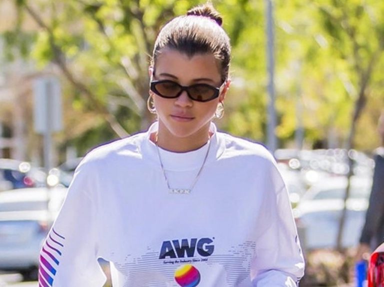 ソフィア・リッチー、カジュアルだけど「きちんと感」が出るデニムスタイル