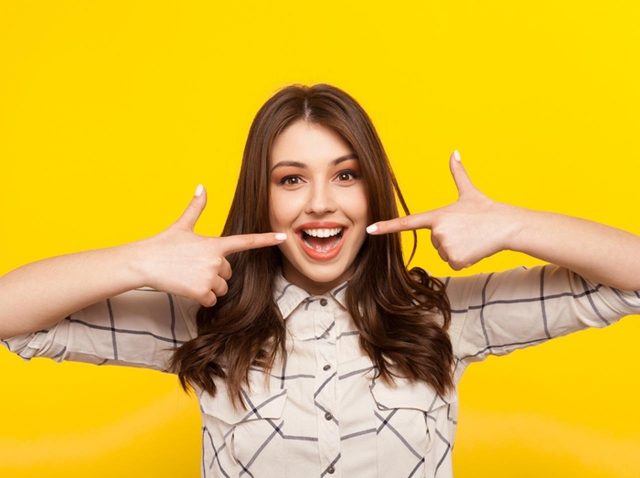 転んで前歯が欠けちゃったある女性の「応急処置」が斬新すぎる