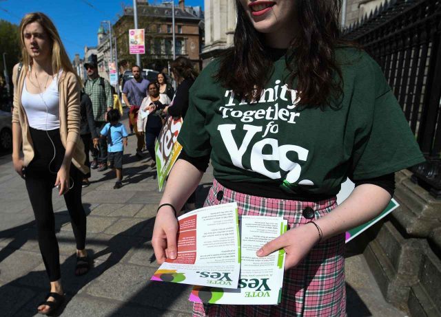 アイルランド中絶合法化「女性の選ぶ権利」のために国民が一斉帰国「#HomeToVote」