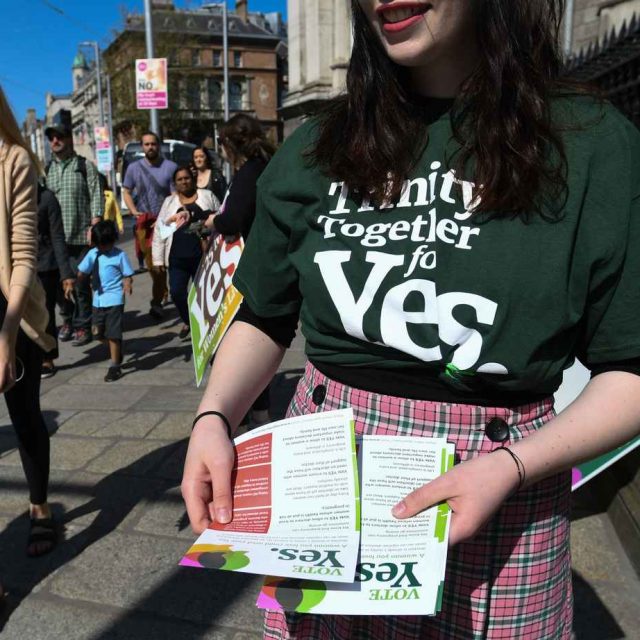 アイルランド中絶合法化「女性の選ぶ権利」のために国民が一斉帰国「#HomeToVote」