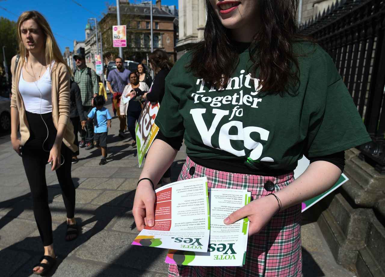 アイルランド中絶合法化「女性の選ぶ権利」のために国民が一斉帰国「#HomeToVote」