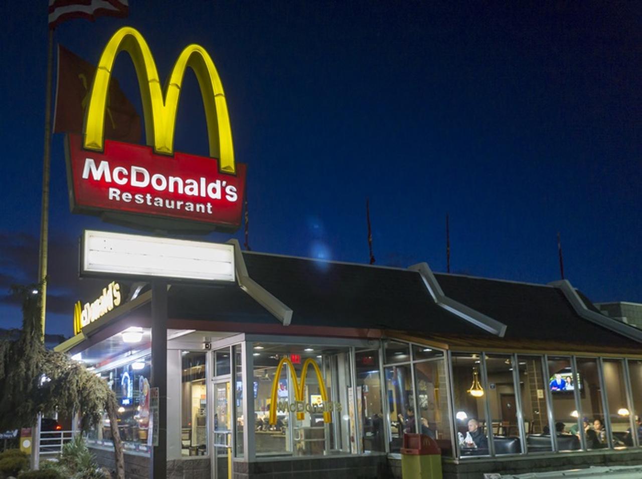 マクドナルドで働く女性店員がセクハラ被害、15歳少女含む10人が訴える