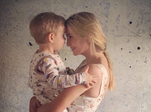 母親と息子の「親子写真」になぜか批判が殺到、その理由とは？