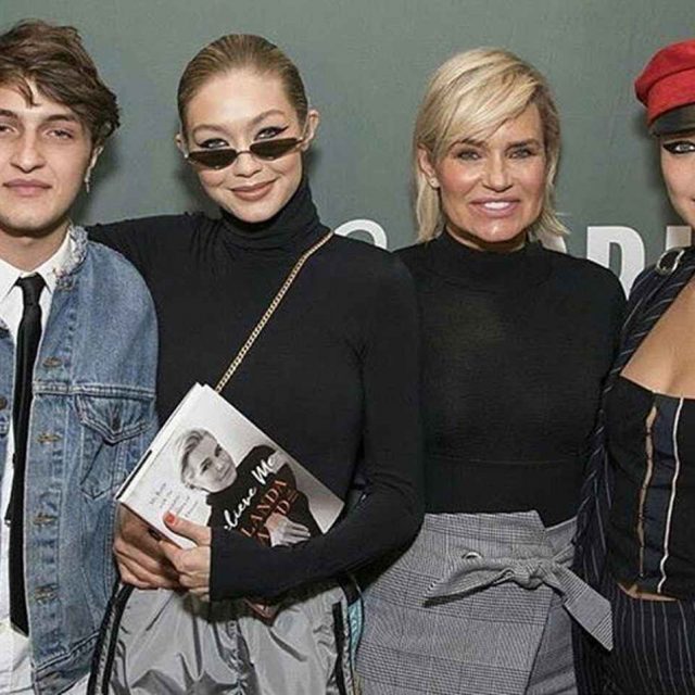 ジジ・ハディッド、妹と弟の写真であるものを発見しツッコミ