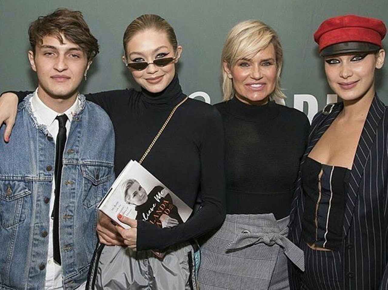 ジジ・ハディッド、妹と弟の写真であるものを発見しツッコミ