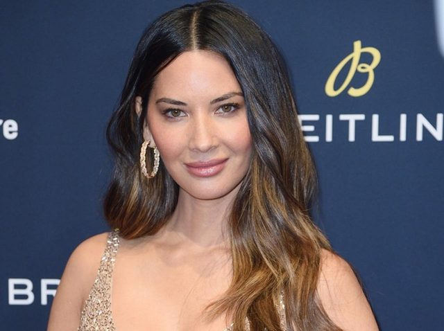 オリヴィア・マン、Ｔバックが透けるも「自虐コメント」で見事な対応