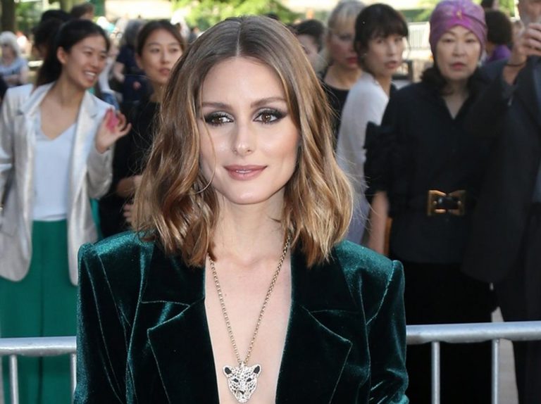 オリヴィア・パレルモ、抜け感スーツスタイルがおしゃれ