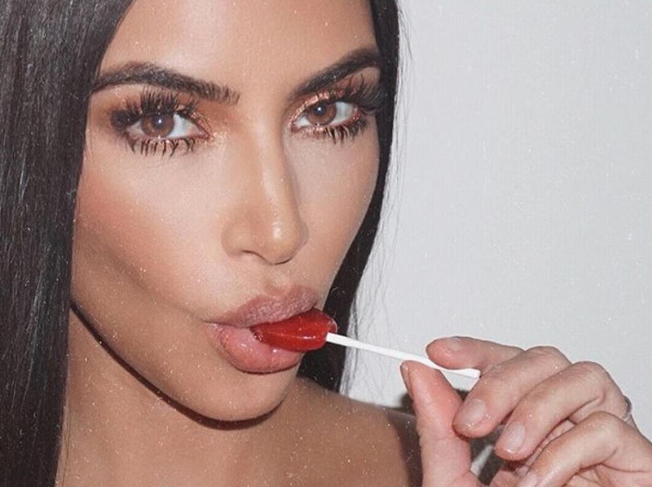 キム・カーダシアンの「飴舐め」ショットが炎上!その驚きの理由とは?