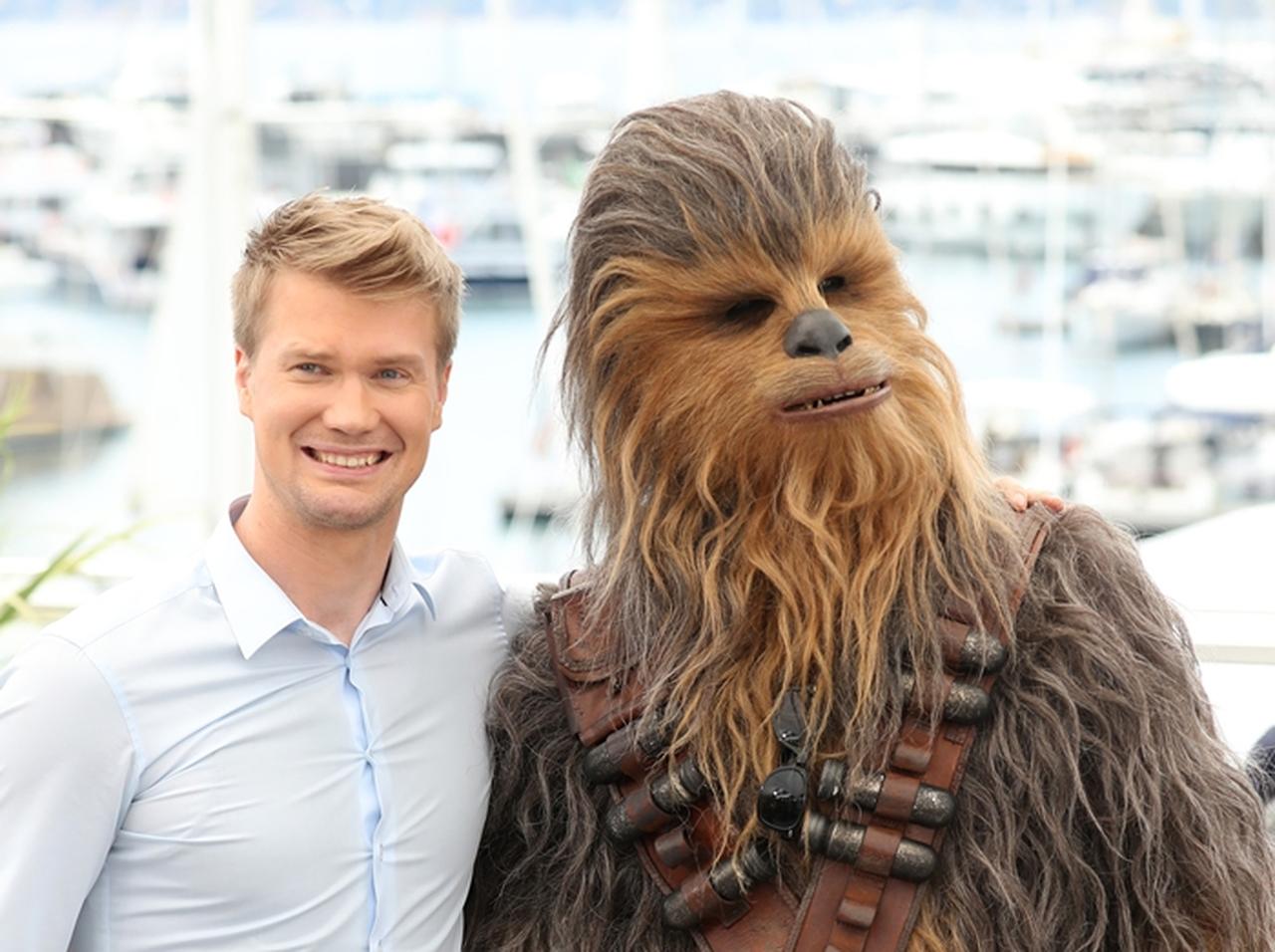 『スター・ウォーズ』チューバッカの「中の人」が鉄の掟を破る