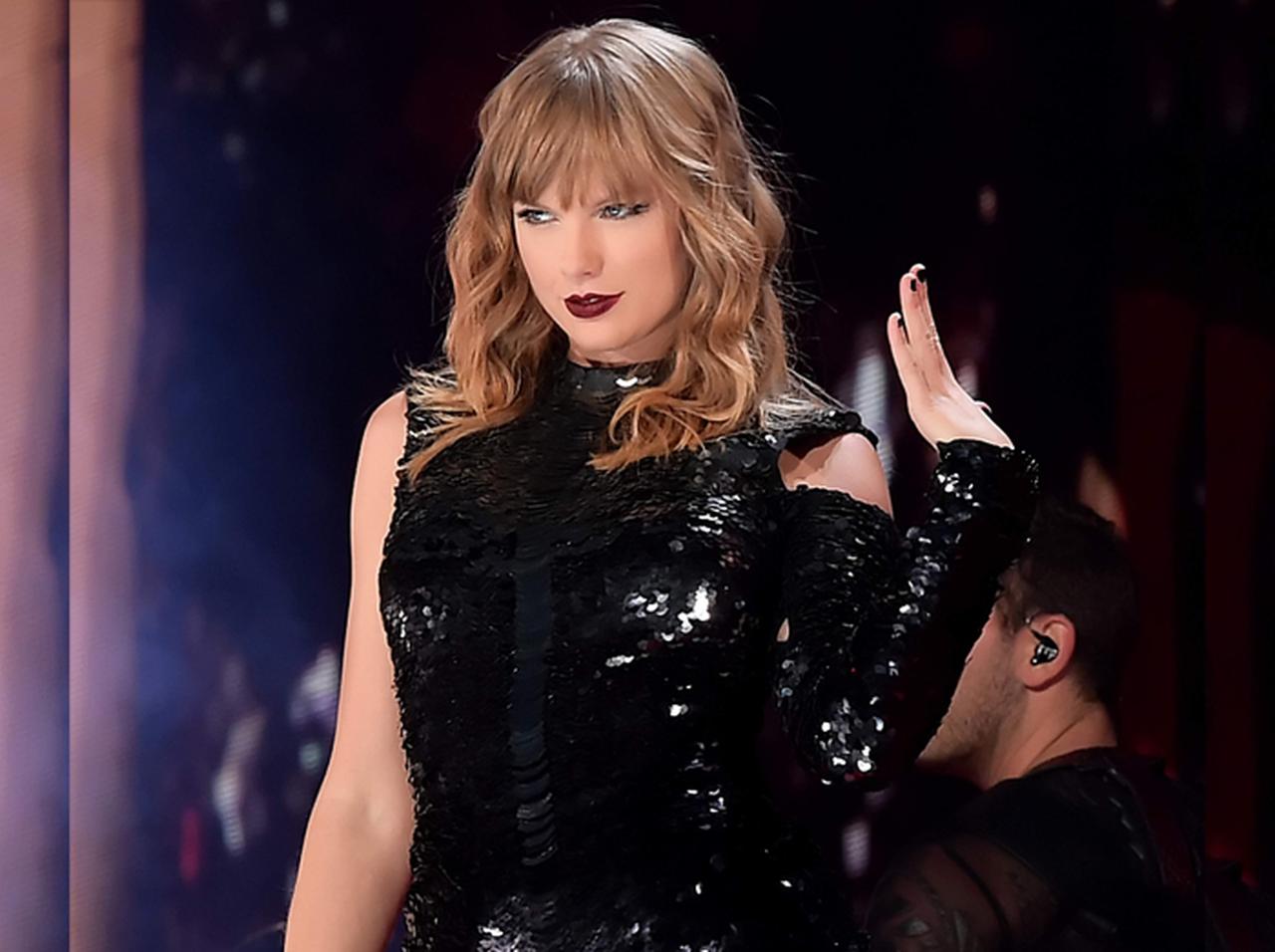 テイラー・スウィフト、世界ツアーの舞台で「因縁の相手」とのバトル掘り返す