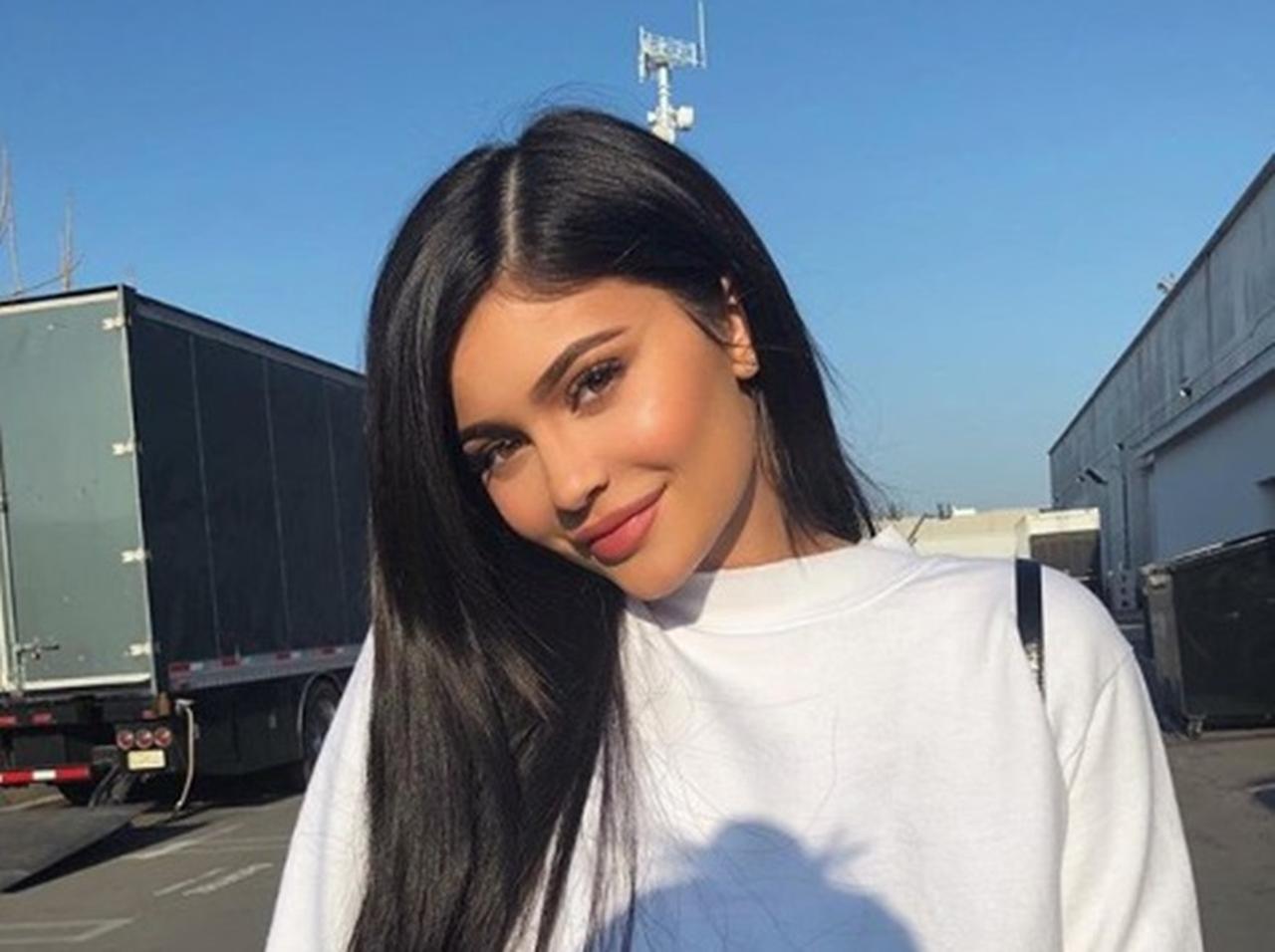 カイリー・ジェンナーが伝授！アイライナーを使わずにラインを引く方法