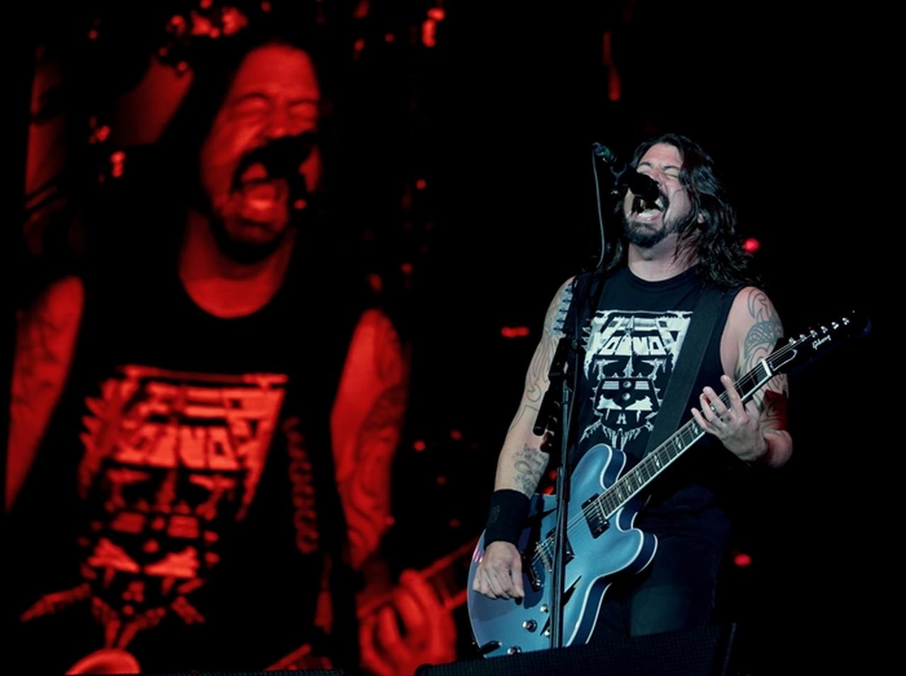 フー・ファイターズ、ファンをステージに上げギターの演奏を任せる