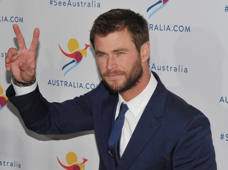 クリス・ヘムズワース、弟の婚約者マイリー・サイラスの曲を熱唱して起きたハプニング