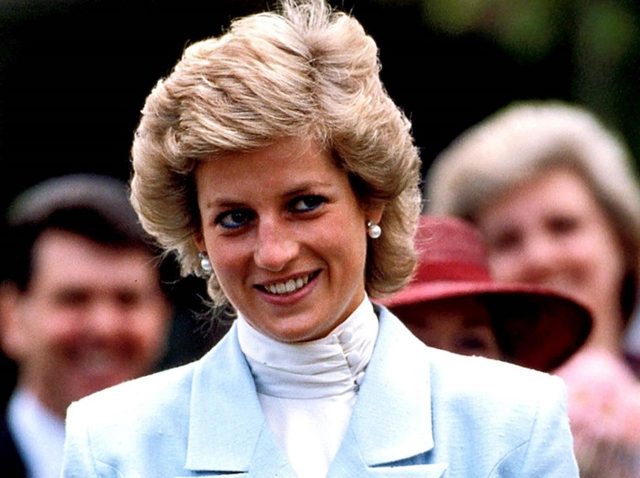 ダイアナ妃、離婚後にシャネルのロゴ入りアイテムを着なくなった切ない理由とは？