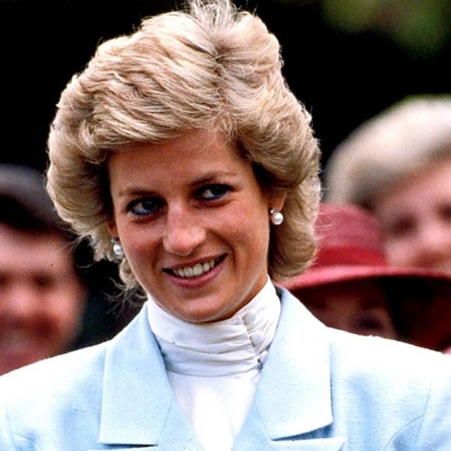 ダイアナ妃、離婚後にシャネルのロゴ入りアイテムを着なくなった切ない理由とは？