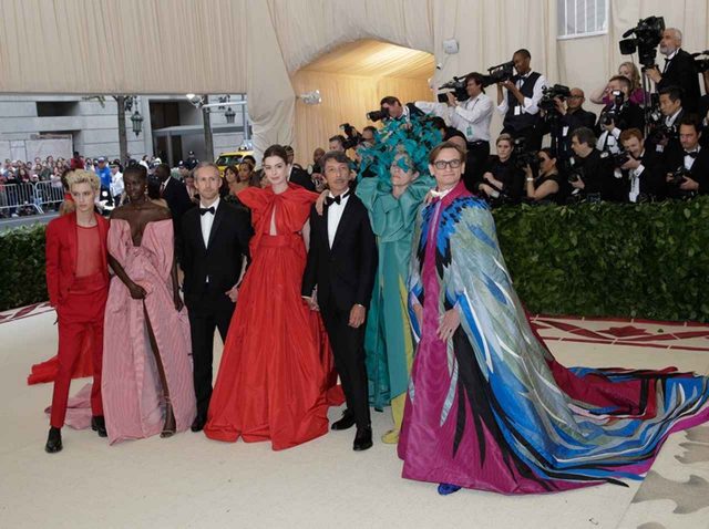 メットガラ、「本気のドレスアップ」でTシャツを着てきたセレブは誰でしょう？