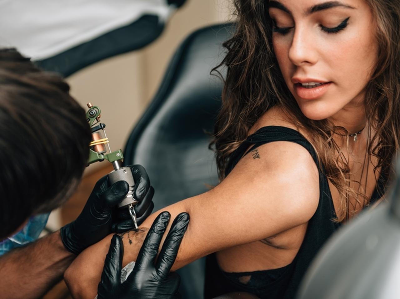 母親が息子の名前をタトゥーで彫るも失敗、しかしその後とった行動に驚き