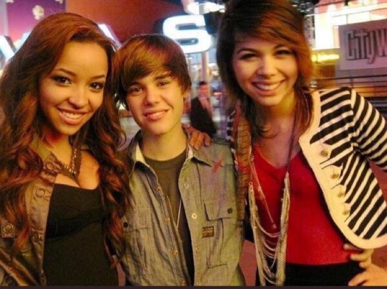 ジャスティン・ビーバー、歌姫ティナーシェの胸に「初めまして」した過去を暴露される