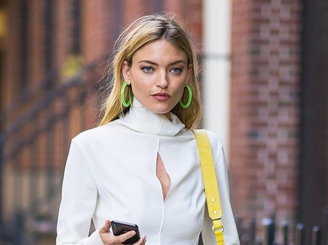 マーサ・ハント、「ネオンカラー」を取り入れたパンツスタイルで夏を先取り