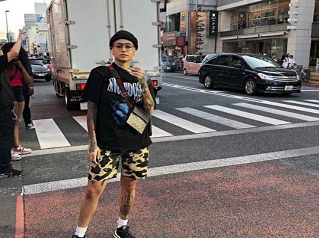 【来日中】全身タトゥーのケラーニ、東京で手のひらサイズのタトゥーをゲット