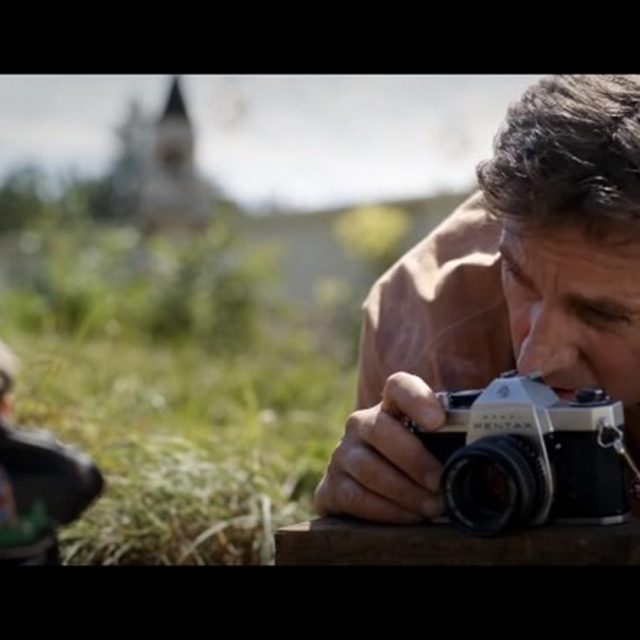 PTSDを患う写真家を描いた映画『ウェルカム・トゥー・マーウェン』の予告編が公開