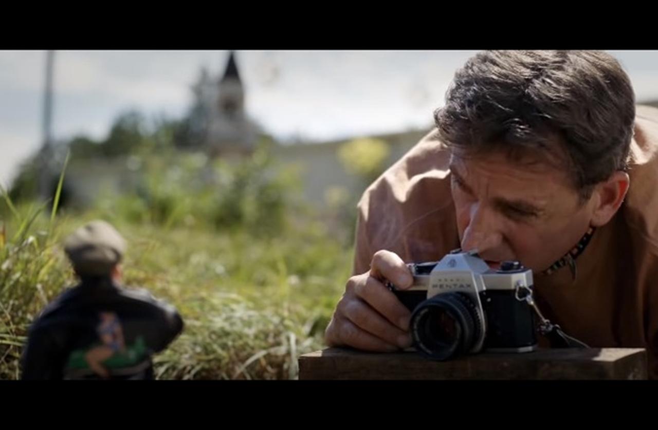 PTSDを患う写真家を描いた映画『ウェルカム・トゥー・マーウェン』の予告編が公開