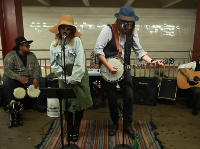 地下鉄で路上ライブしていた女性、じつはあの歌姫だった！【映像アリ】