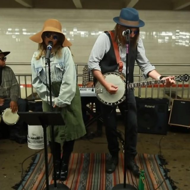 地下鉄で路上ライブしていた女性、じつはあの歌姫だった！【映像アリ】