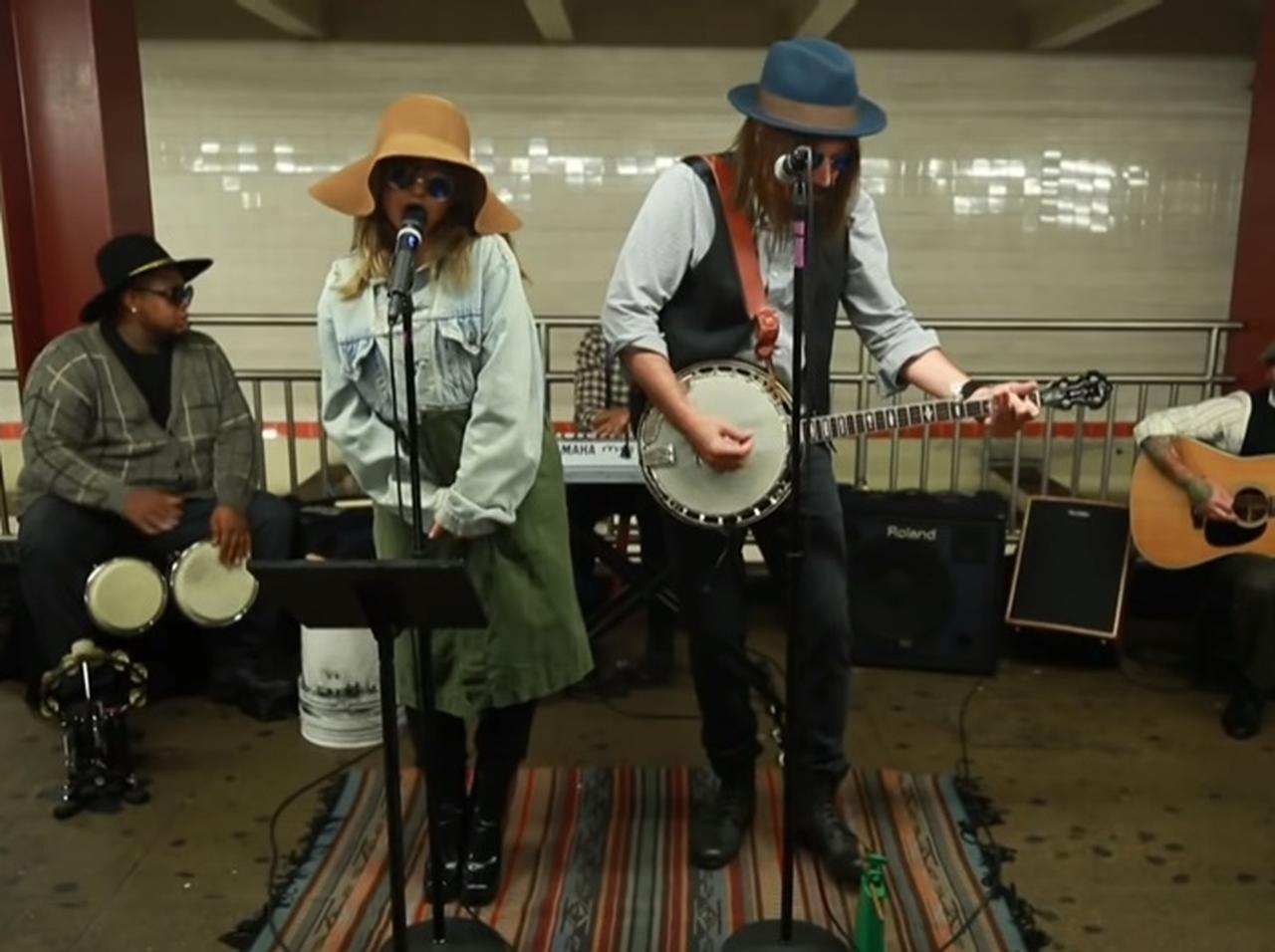 地下鉄で路上ライブしていた女性、じつはあの歌姫だった！【映像アリ】