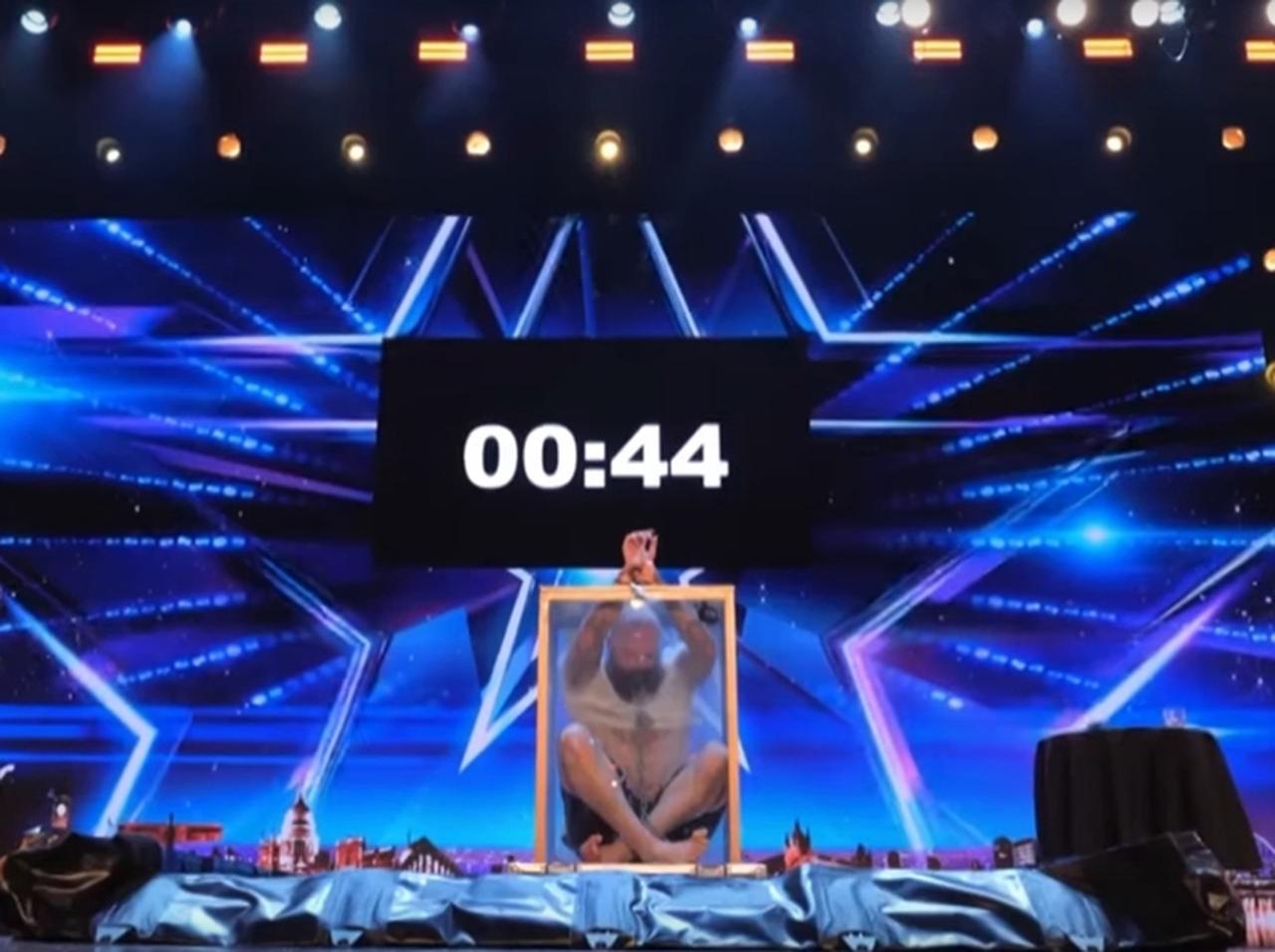 放送事故ギリギリのライン！英人気番組に登場した男性に冷や汗