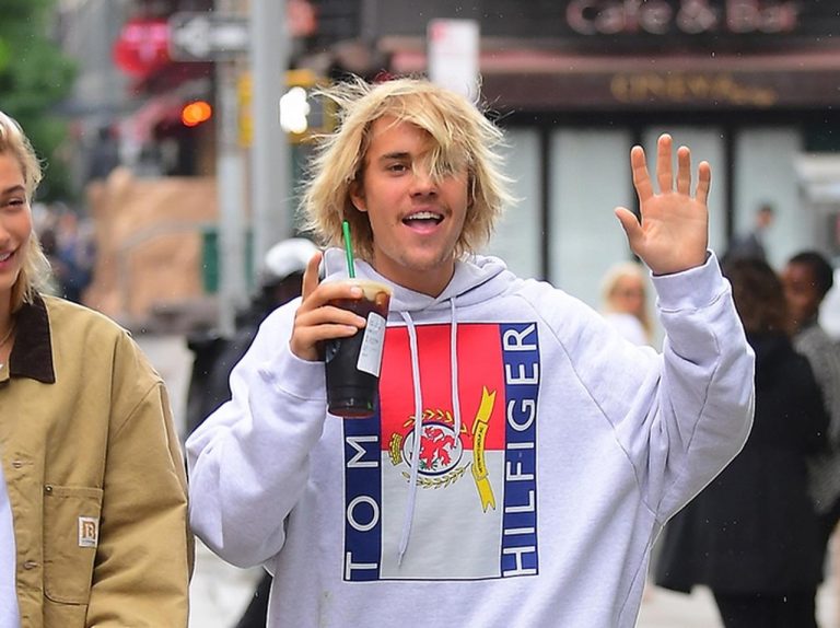 ジャスティン・ビーバー、噂の女性とカメラの前で堂々と「ある事」をする