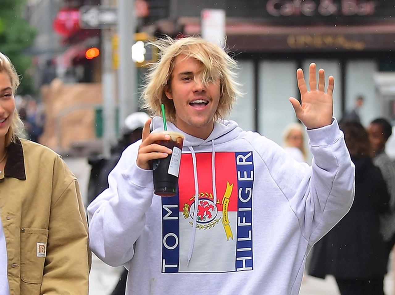 ジャスティン・ビーバー、噂の女性とカメラの前で堂々と「ある事」をする