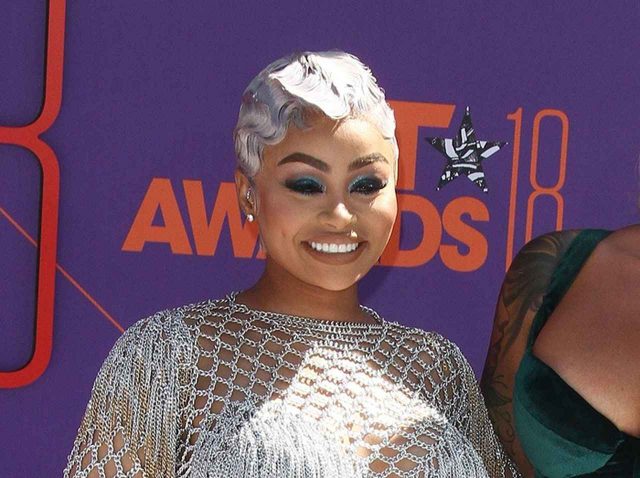 ブラック・チャイナが出会い系で出会った18歳恋人と破局、あの人と「公開キス」【写真アリ】