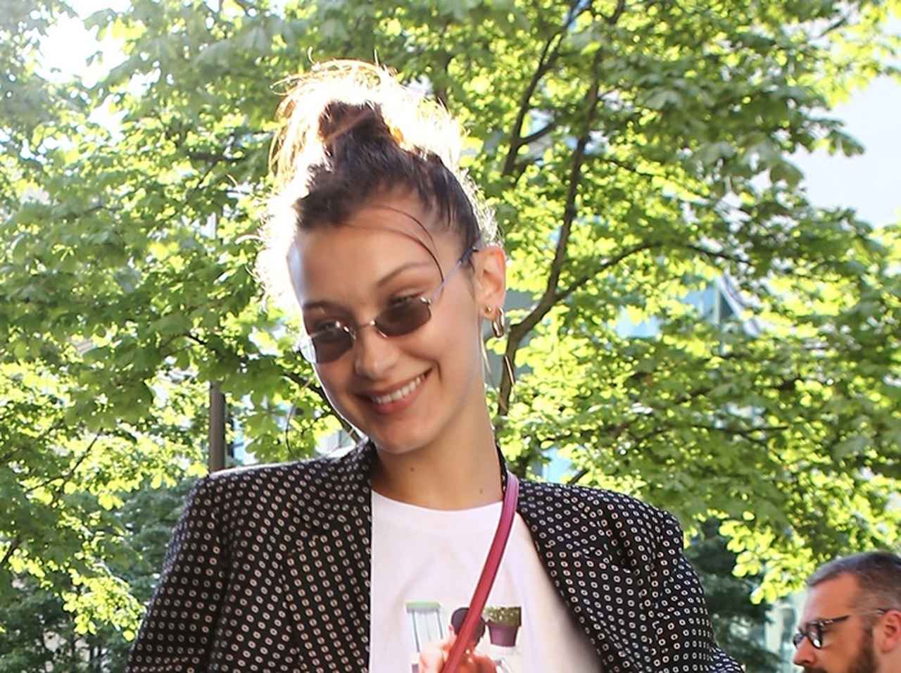 ベラ・ハディッドが魅せる、90年代風な最旬スニーカーコーデ