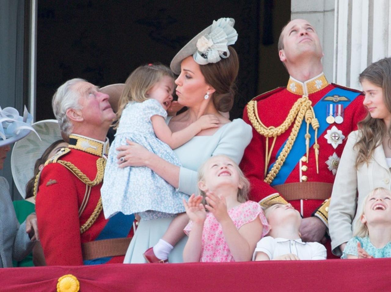 キャサリン妃、公務中にぐずるシャーロット王女相手にファインプレー