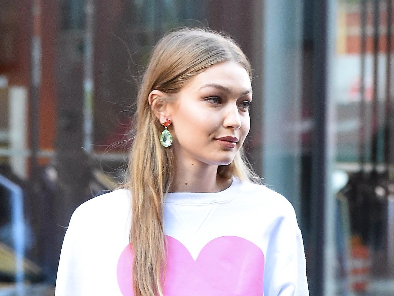 ジジ・ハディッド、最新デニムコーデで彼氏ゼインへの愛をアピール?