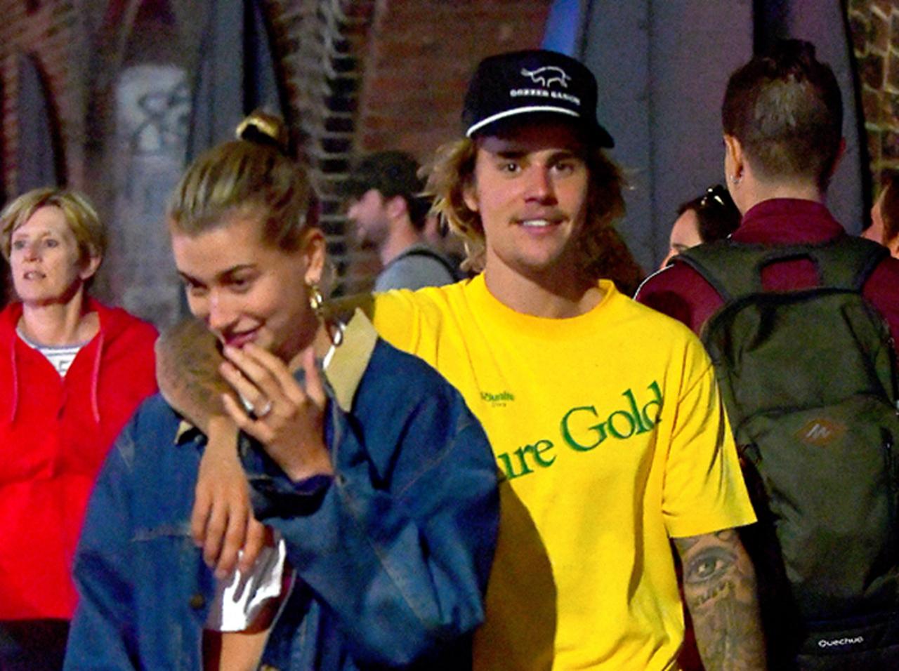 ジャスティン・ビーバーと噂のモデル、薬指にダイヤの指輪がキラリで「まさか」