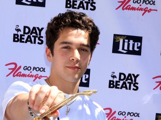 オースティン・マホーン、日本の「羽毛布団」の企業Tシャツで海外イベントに出席