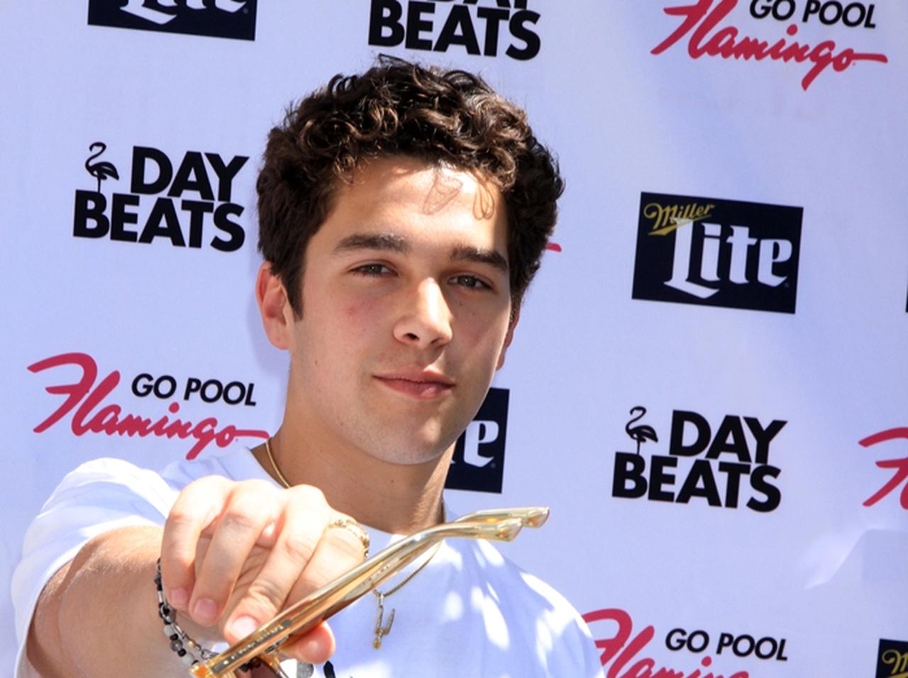 オースティン・マホーン、日本の「羽毛布団」の企業Tシャツで海外イベントに出席