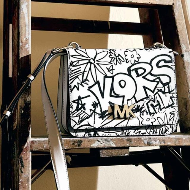 マイケル・コースから遊び心あふれるグラフィティ・カプセル・コレクションが登場