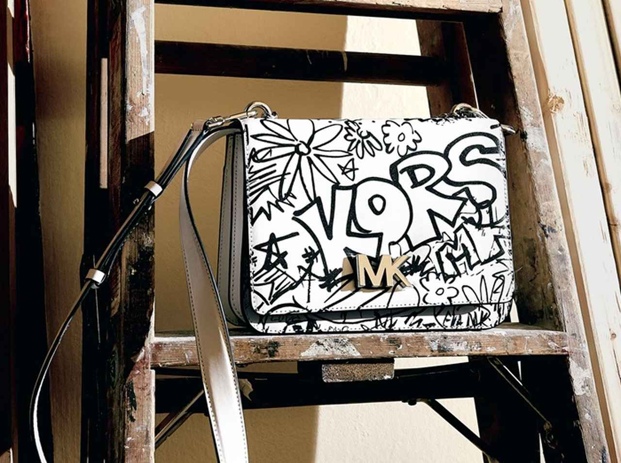 マイケル・コースから遊び心あふれるグラフィティ・カプセル・コレクションが登場