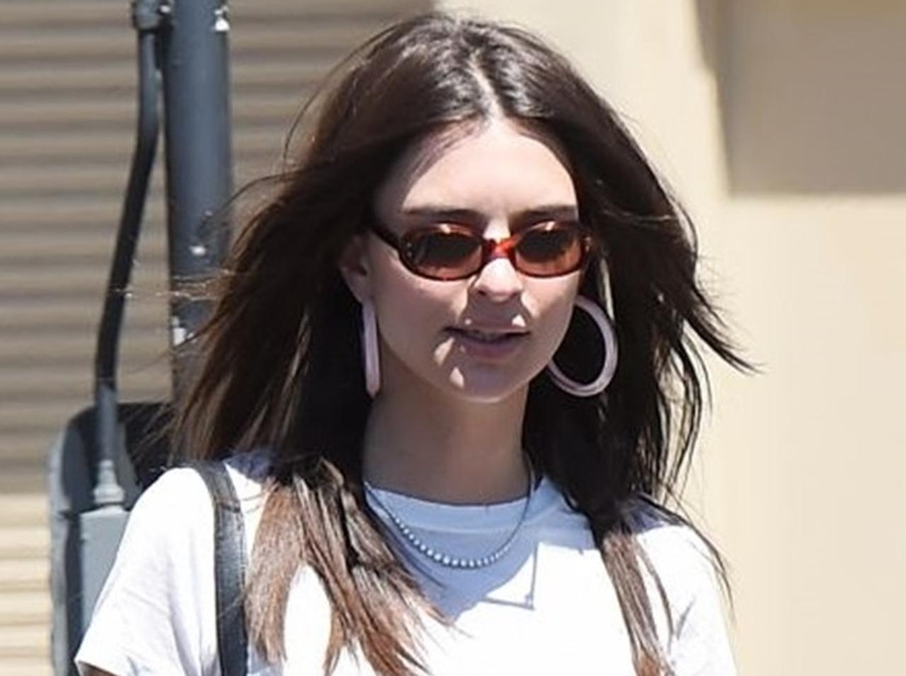 エミリー・ラタコウスキー、ヘルシーな肌見せがオシャレな白Tシャツコーデ