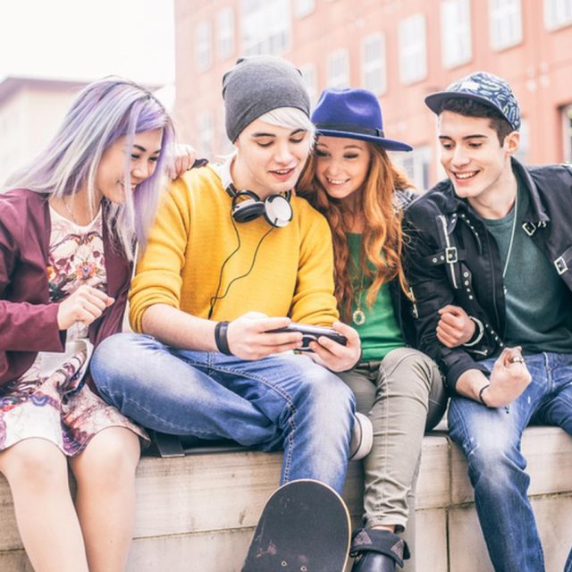 アメリカ10代「スマホ中毒」が深刻化、約半数が「ほぼ絶えずオンライン」