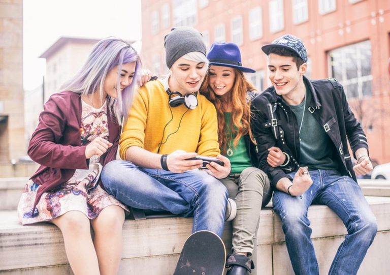 アメリカ10代「スマホ中毒」が深刻化、約半数が「ほぼ絶えずオンライン」