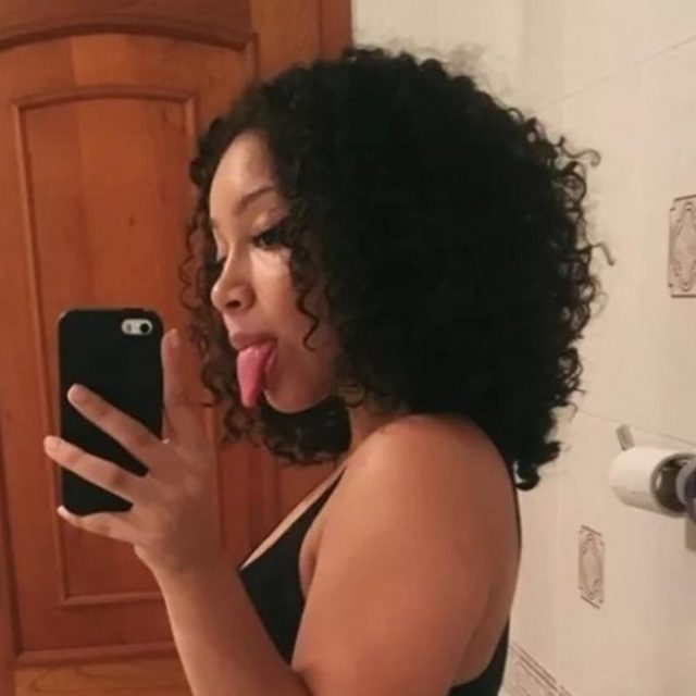 ある女性がバスルームで撮ったセルフィーの「おかしい部分」にツッコミ殺到