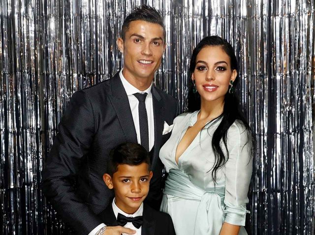 クリスティアーノ・ロナウドの恋人、W杯会場で左手薬指に「ダイヤ」がキラリ